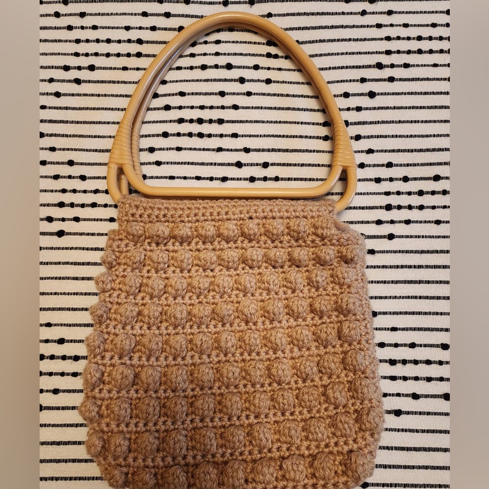 Vintage knit purse with plastic handles